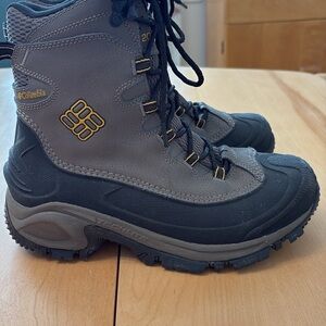 Men’s Columbia Gray & Black Waterproof Boots.  Size 7.5